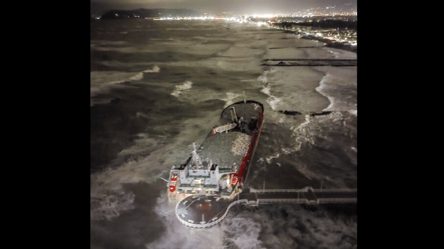 The dredger Guang Rong aground off Marina di Massa (Guardia Costiera)